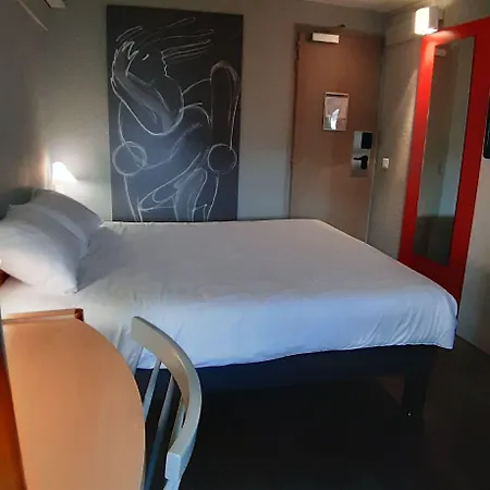 Ibis Centre - La Cite Hotel 3*